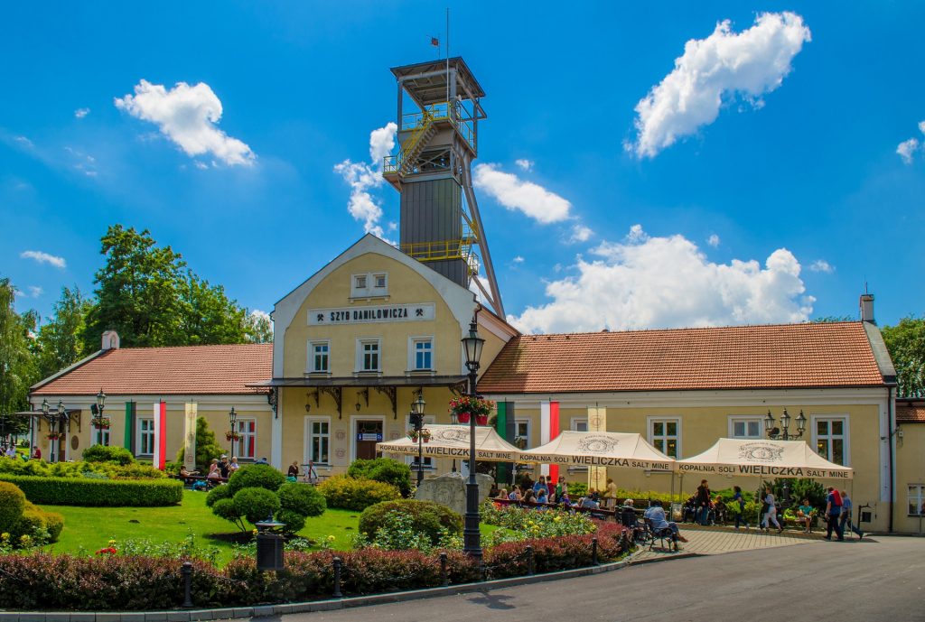 Capilla del Rey Bendito, Mina de Sal de Wieliczka, Cracovia, Polonia 17 iglesias rupestres increíblemente hermosas en todo el mundo | bayas de cerebro