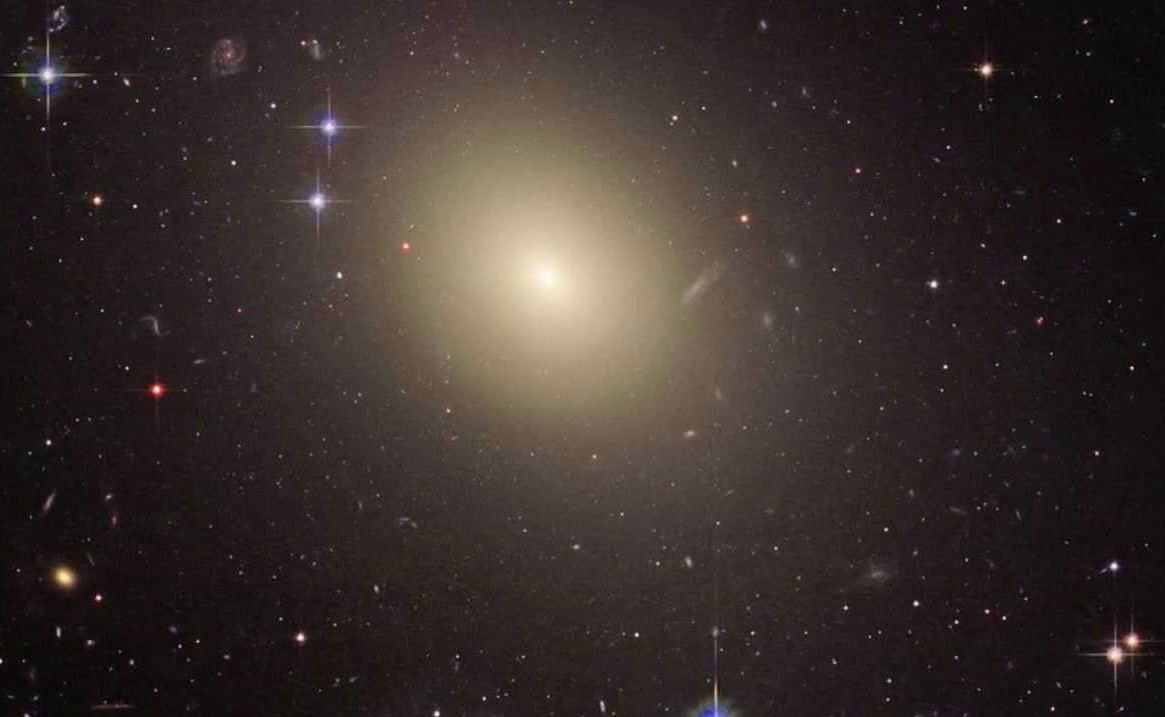 IC101 - Galaxia más grande |: 6 objetos más grandes del universo | bayas de cerebro