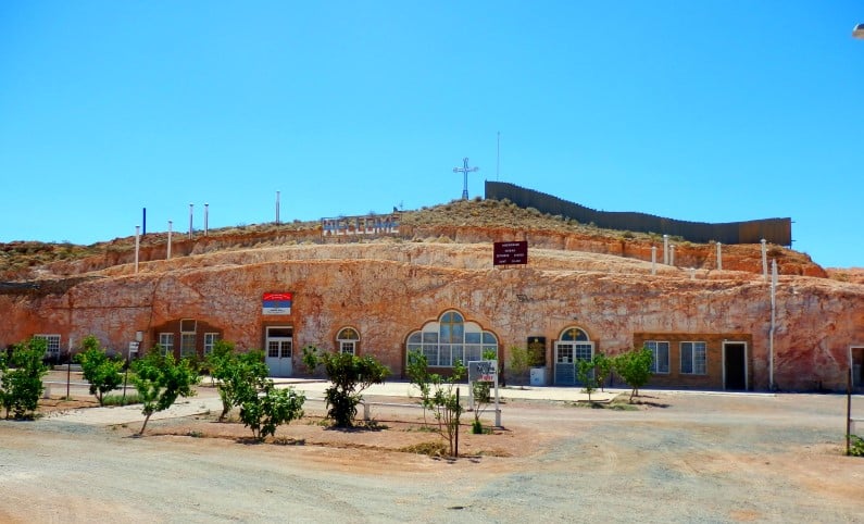 Iglesia Ortodoxa Serbia en Coober Pedy, Australia 17 iglesias rupestres increíblemente hermosas en todo el mundo | bayas de cerebro