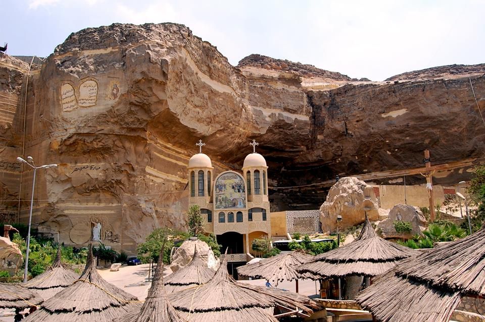 Exterior de la iglesia de San Samaans de la aldea de Mokatham, Egipto 17 iglesias rupestres increíblemente hermosas en todo el mundo | bayas de cerebro