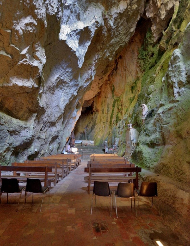 Capilla troglodita al fondo de las gargantas de Galamus, Francia 17 iglesias rupestres increíblemente hermosas en todo el mundo | bayas de cerebro