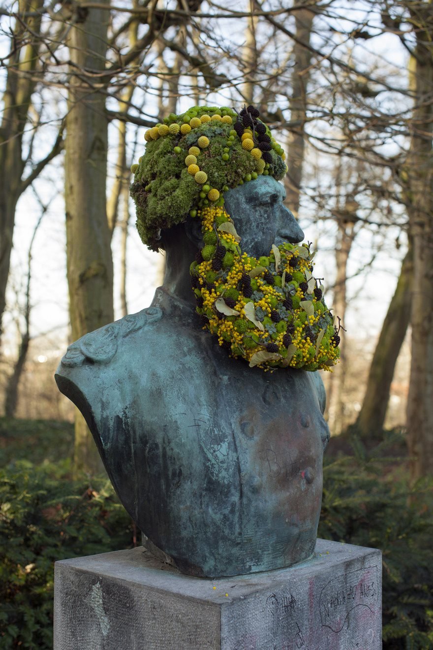 GE YEFROY-Mott-Statue-Flower-Wreaths-Furs-03