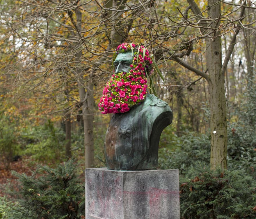 GE YEFROY-MOTT-STATUE-BOUQUET-WREATHS-FURS-06