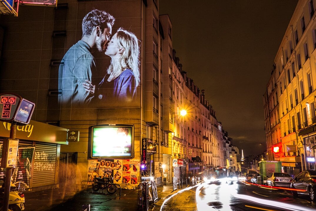Retrat-love-birds-kissing-street-22