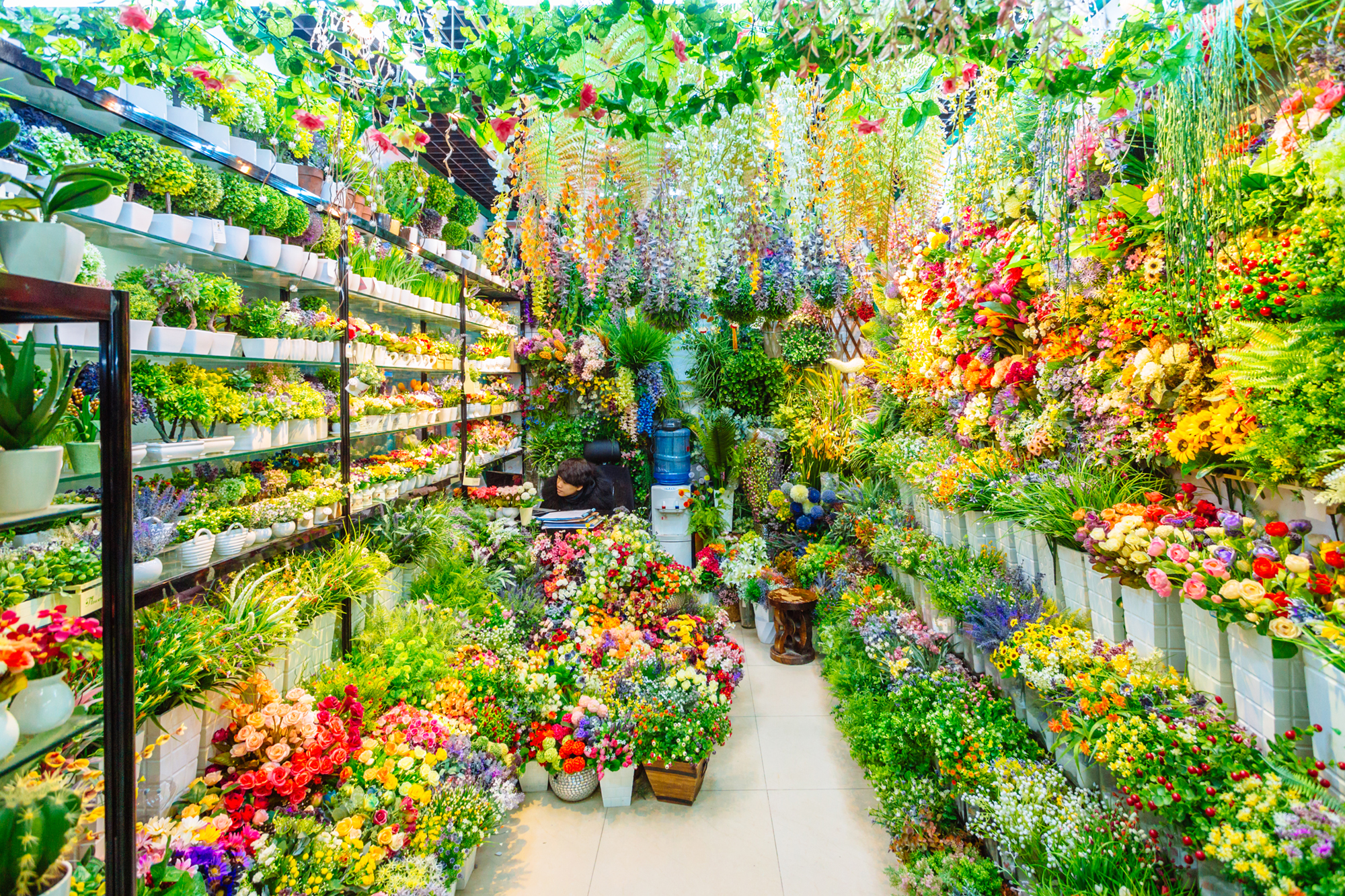 Vendedor de flores artificiales en el Comité de China, Yivu, China.
