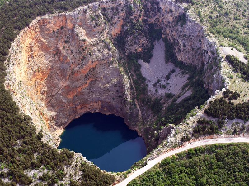 8. Crveno Jezero